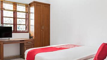 Deluxe Double Room | Laptop workspace, soundproofing, WiFi (free), bed sheets