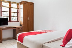 A bedroom with a bed, a desk, and a wardrobe. - Capital O 93279 Asyoka Penginapan Pasutri (Bekasi)