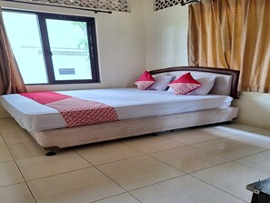 Standard Double Room | Laptop workspace, free WiFi, bed sheets - OYO 93280 Villa Efita (Cisarua)