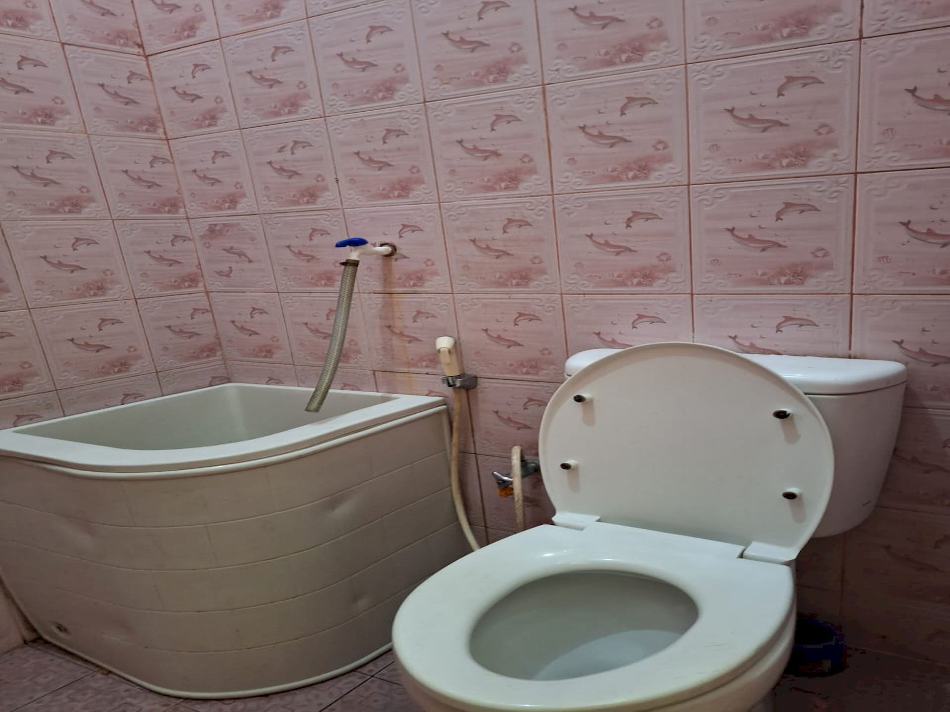 Un baño con bañera, inodoro y ducha.