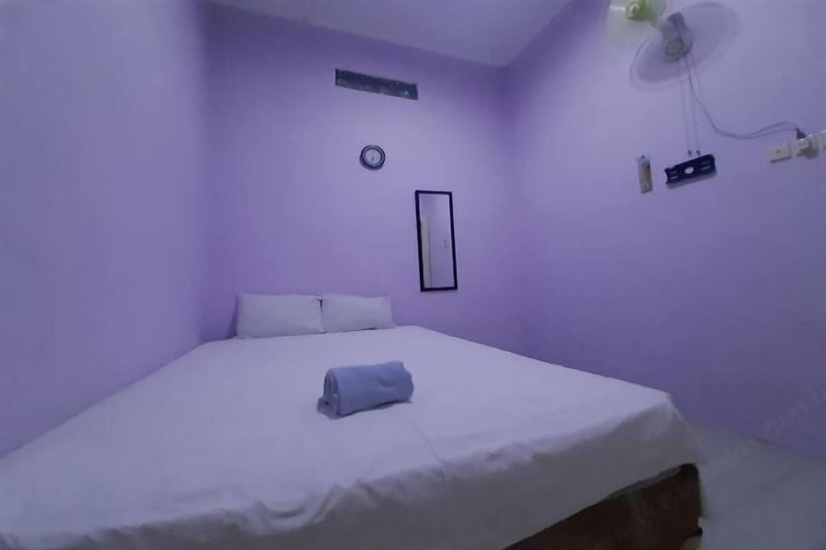 Laptop workspace, free WiFi, bed sheets