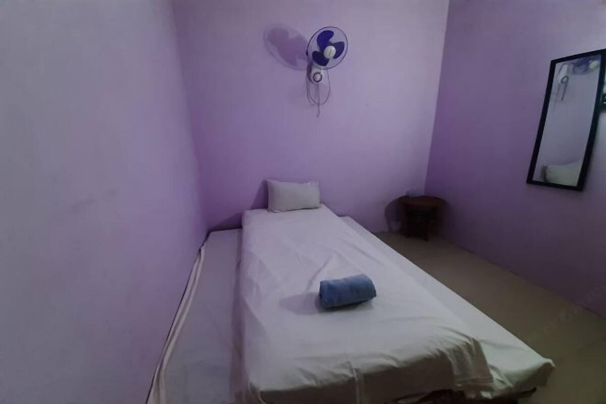 Laptop workspace, free WiFi, bed sheets