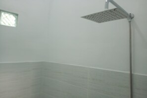 Basic Double Room | Bathroom