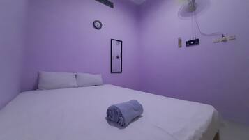 Eenvoudige tweepersoonskamer | Een laptopwerkplek, gratis wifi, beddengoed