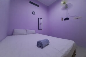 Laptop workspace, free WiFi, bed sheets - Hotel O Sengon Kostel Syariah (Jepara)
