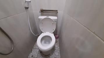 Habitación individual básica | Baño | Ducha y toallas
