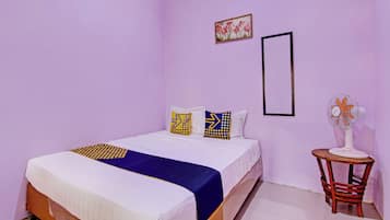 Kamar Double Basic | Ruang kerja ramah laptop, Wi-Fi gratis, dan seprai linen
