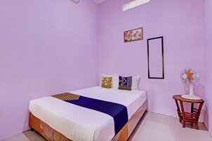 Quarto casal básico | Espaço de trabalho para notebook, Wi-Fi de cortesia, roupa de cama