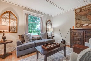 Televisión, chimenea y oficina