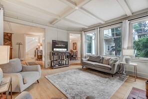 TV, peis og kontorer