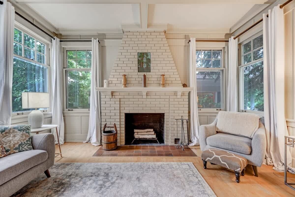 Tv, eldstad och kontor