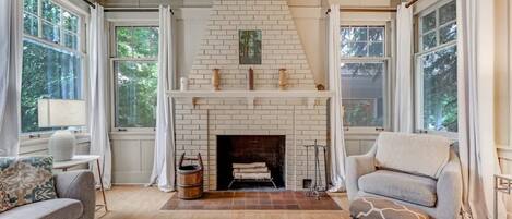 Televisio, takka, työhuone