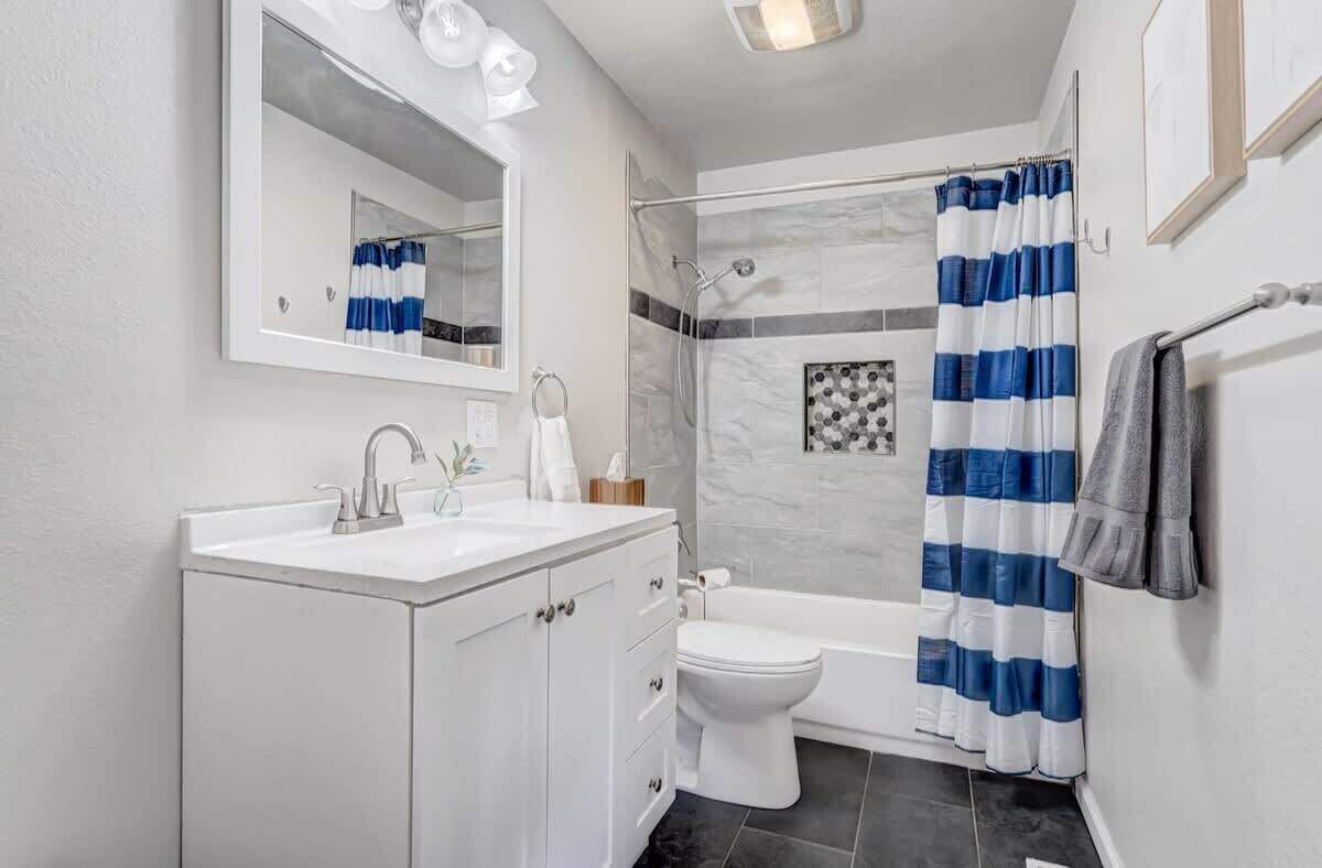 Shower, hair dryer, towels, shampoo