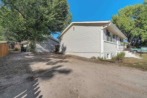 Yhden kerroksen talo, jossa on etupiha ja ajotie.