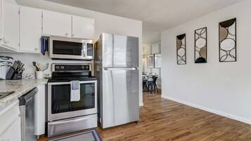 Coffee/tea maker, fridge, microwave, oven