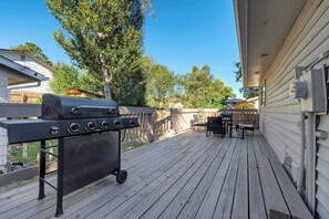 Outdoor dining - Cheerful Chalet! Centrally Located w BBQ Pit (Colorado Springs)