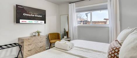 2 chambres, bureau, fer et planche à repasser, lit parapluie