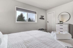 2 bedrooms, desk, iron/ironing board, travel cot - Cheerful Chalet! Centrally Located w BBQ Pit (Colorado Springs)