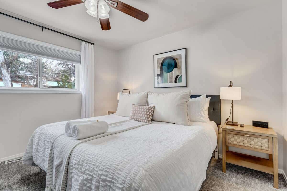 2 bedrooms, desk, iron/ironing board, travel crib