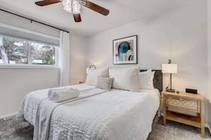 2 soverom, skrivebord, strykejern/-brett og reiseseng for barn