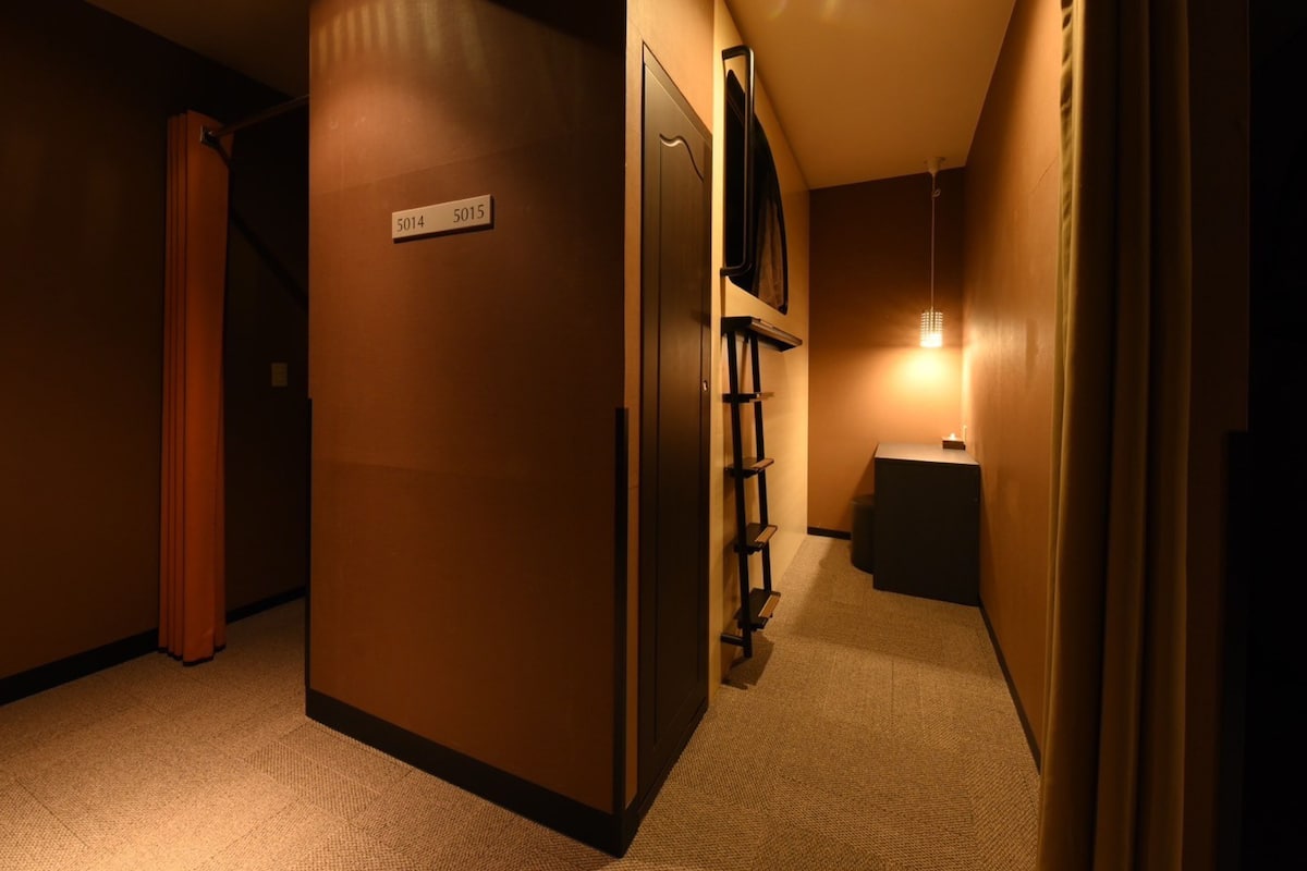 A hallway with a door labeled "5014 5015".