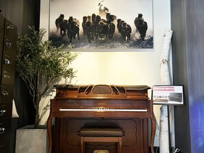 A piano with a sign indicating free piano play. - The Centurion Sauna Rest & Stay Sapporo Male Only (Sapporo)