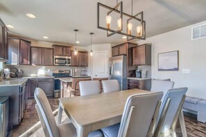 Dining - Lindenmere Horizon! Game Loft, Fire Pit, & WiFi (Monument)