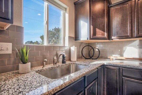 Fridge, microwave, oven, stovetop - Lindenmere Horizon! Game Loft, Fire Pit, & WiFi (Monument)