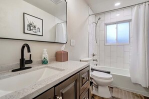 Bruser, hårtørrer, håndklæder, Shampoo