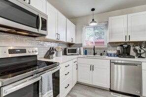 Kühlschrank, Mikrowelle, Ofen, Herdplatte