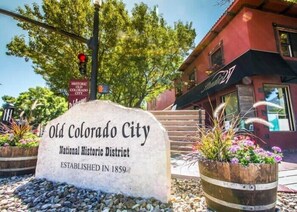 Property grounds - Rocky Retreat! Family Townhome w/ BBQ & Workspace (Colorado Springs)