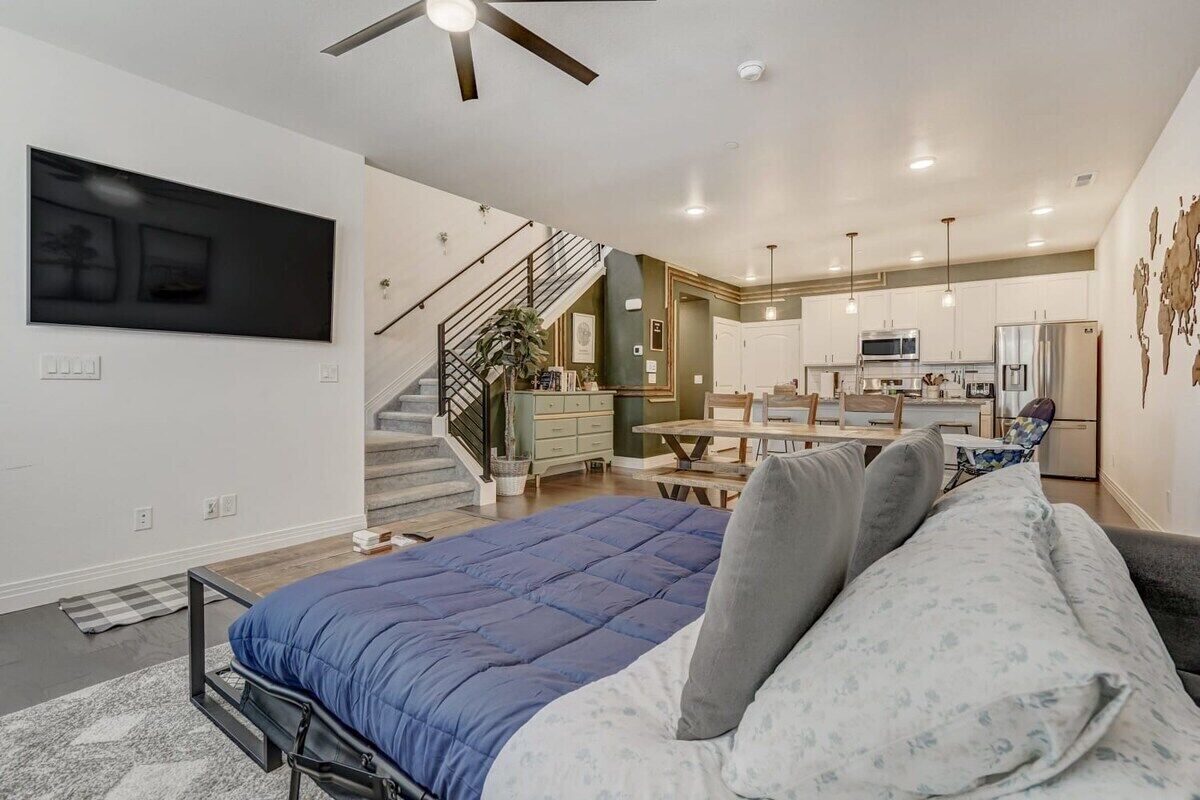 3 bedrooms, desk, iron/ironing board, travel crib