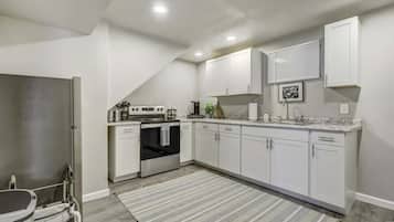 Jääkaappi, mikroaaltouuni, uuni, liesi