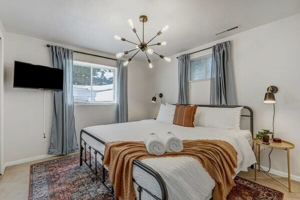 2 bedrooms, iron/ironing board, travel cot, WiFi - Cheerful Cove - Cozy Basement Centrally Located (Colorado Springs)