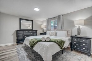 3 bedrooms, desk, iron/ironing board, travel cot