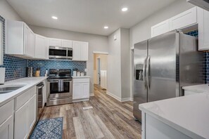 ثلاجة، ميكروويف، فرن، موقد طهي مسطح