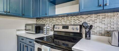 Frigorífico, microondas, horno y placa de cocina