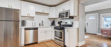 Refrigerador, microondas, horno y parrilla de estufa