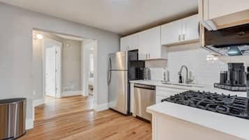 Refrigerador, microondas, horno, placa de cocina