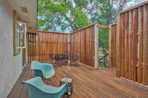 Outdoor dining - Red Rock Loft! Trails Apartment w/ BBQ & Fire Pit (Colorado Springs)