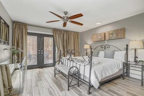 1 bedroom, desk, iron/ironing board, travel cot - Red Rock Loft! Trails Apartment w/ BBQ & Fire Pit (Colorado Springs)