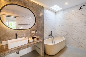 Douche, bidet, serviettes fournies