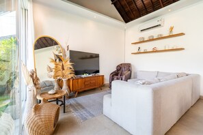 TV - 3-Bedroom Jungle Amaranth Villa with Private Pool (Kabupaten Badung)
