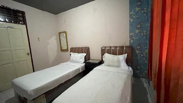 Deluxe Twin Room | Laptop workspace, free WiFi, bed sheets