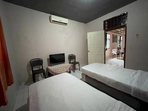 Deluxe Twin Room | Laptop workspace, free WiFi, bed sheets