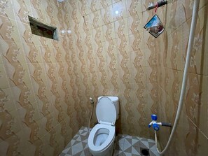 Deluxe Double Room | Bathroom | Shower, towels, toilet paper