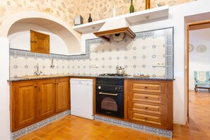 Cafetera y tetera, refrigerador, microondas y horno