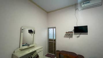 Deluxe Double Room | Laptop workspace, free WiFi, bed sheets