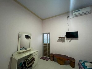 Laptop workspace, free WiFi, bed sheets - Hotel O Lima Saudara Syariah (Padang)