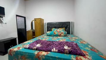 Laptop workspace, free WiFi, bed sheets